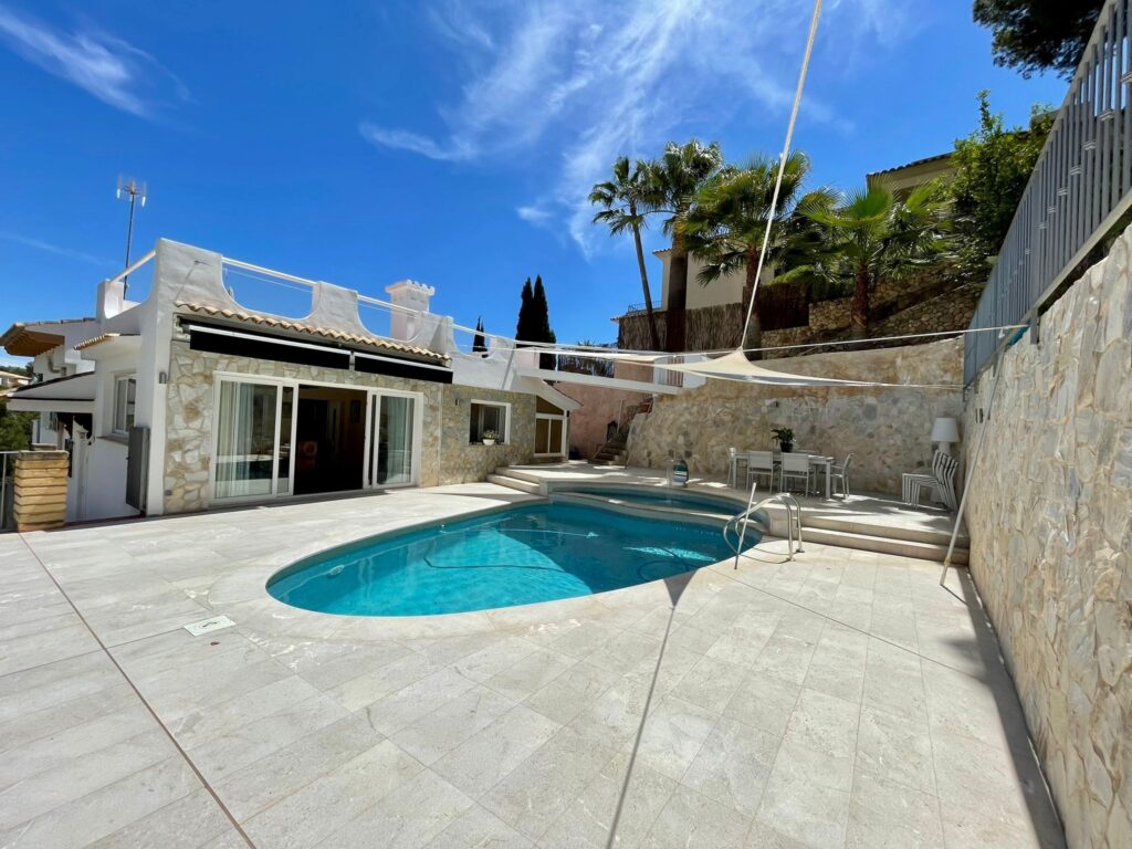 Villa mit Meerblick, Dachterrasse und Pool in Costa d’en Blanes