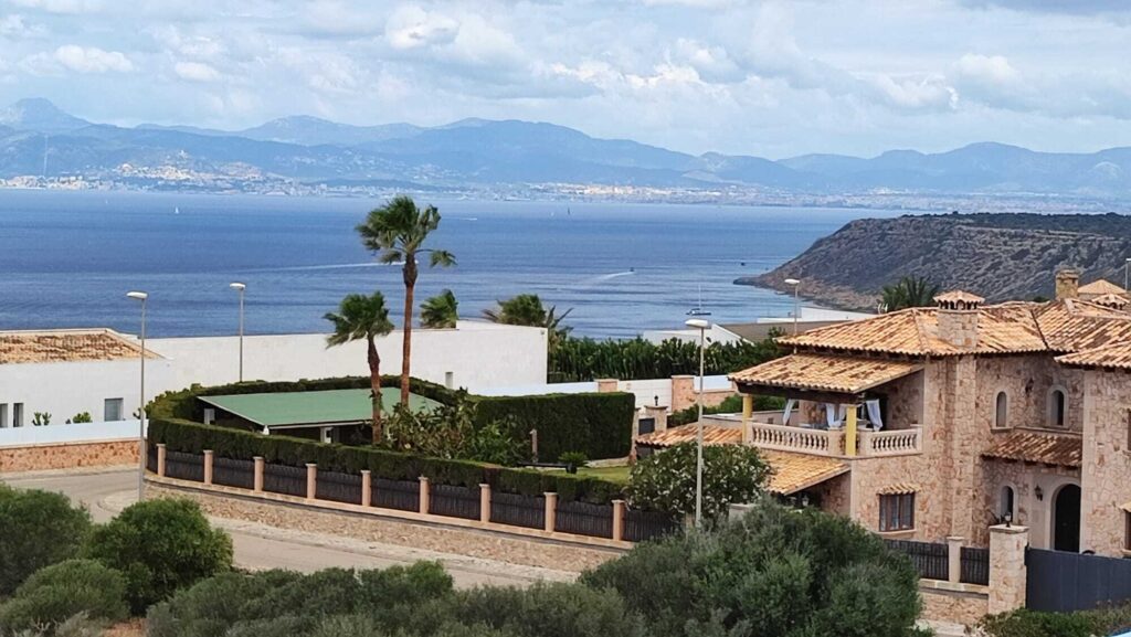 Doppelhaushälfte in Badia Blava mit schönem Blick auf das Meer und die Bucht von Palma