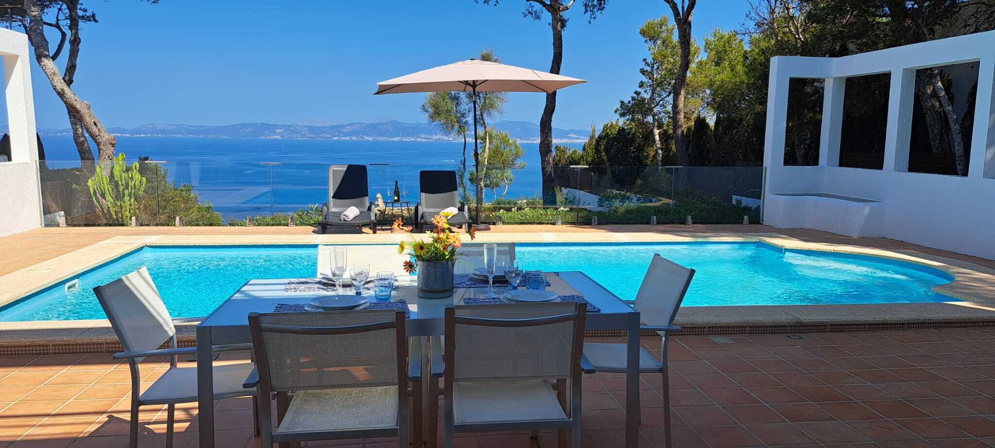Villa in erster Meereslinie und Ferienvermietungslizenz mit spektakulärem Blick in Badia Azul