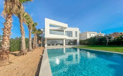 Moderne Luxusimmobilie in erster Meereslinie oberhalb von Port Adriano, Mallorca