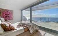 Schlafzimmer mit Terrasse und Meerblick